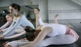 小孩压腿视频爆料,视频爆料带你轻松掌握舞蹈基本功